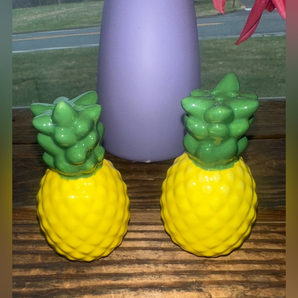 Pineapple Salt and Pepper Shakers - New - Picture 3 of 4